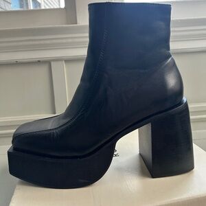 Rotunda Les Boots